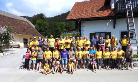 Zadovoljni udeleženci pohoda bosonogih na Šenturško Goro